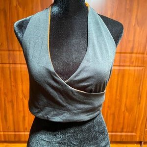 Reversible halter tie top.